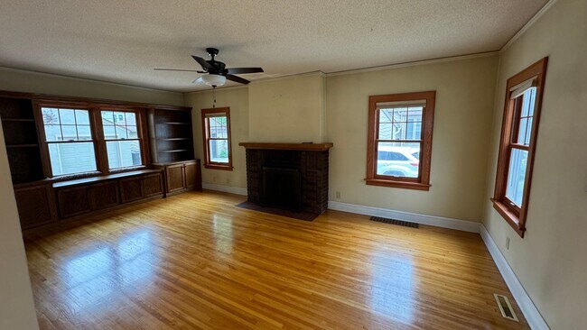 Building Photo - Gorgeous 3 Bed 3.5 Bath Home For Rent! Sho...