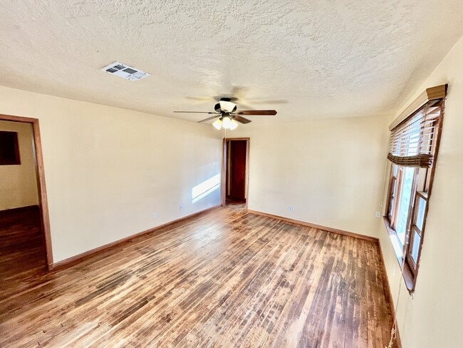 Foto del edificio - 428 W 8th St