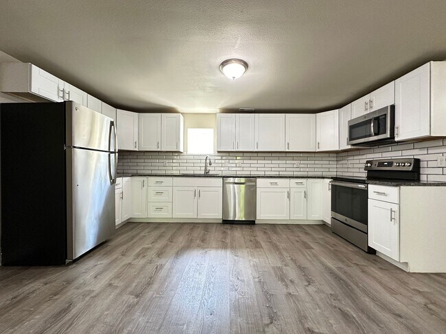 Foto del edificio - 3 Bed 2 Bath 2 Stall Garage - Country Styl...