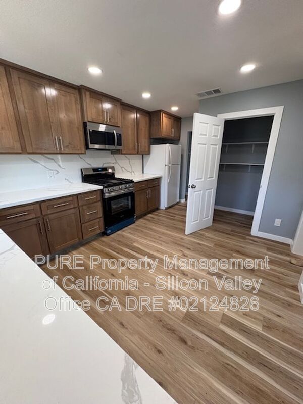 Building Photo - 1922 Main St