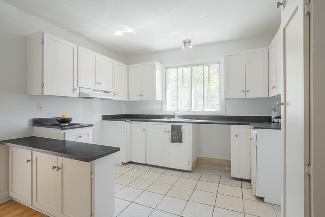 Building Photo - 305 Rue Pineault