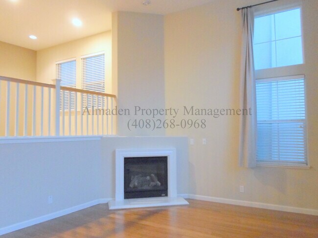 Foto del edificio - Pets Negotiable! Great Location near Willow Glen! Central A/C! Tri-Level Home w/ Many Upgrades!