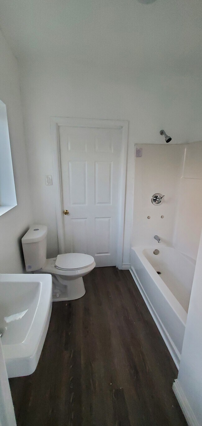 Bathroom1/2 completo - 132 W 73rd St