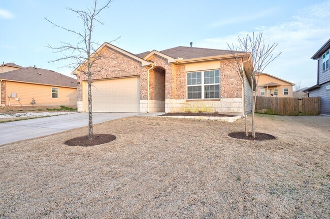 Foto del edificio - Warm & Spacious 3 Bed, 2 Bath Home with Fenced Backyard