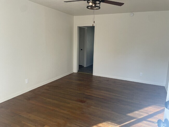 Foto del edificio - Two bedroom 1 bath next to campus!