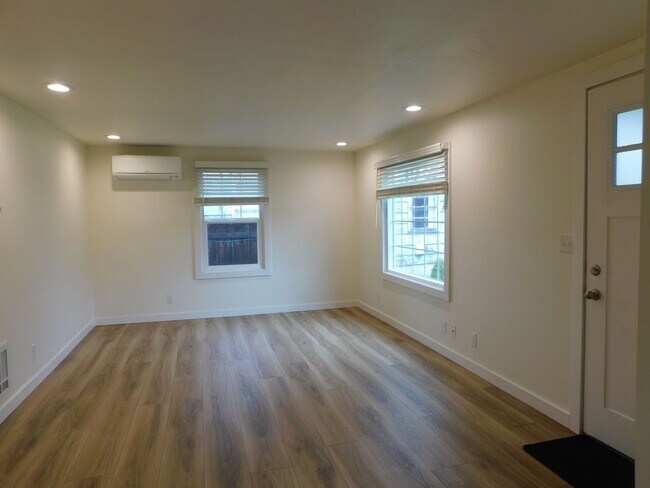 Foto del edificio - Adorable 2 Bedroom 1 Bath Single Story House with a Garage