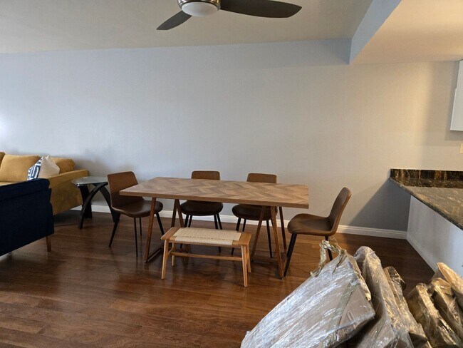 Building Photo - Ground-floor San Carlos stunning single-story condo available immediately.