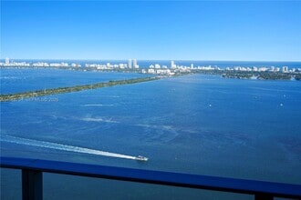 Building Photo - 700 NE 24th St