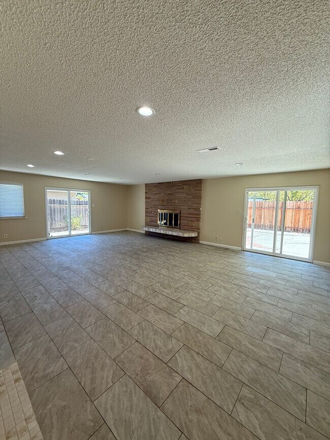 Foto del edificio - LARGE CORNER LOT HOME