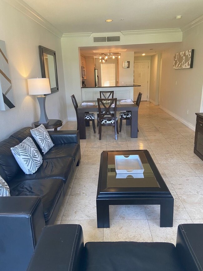 Building Photo - Amazing 2 bedroom furnished condo 1 block ...