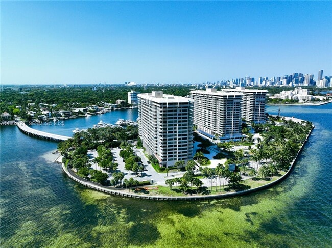 Foto del edificio - 1 Grove Isle Dr