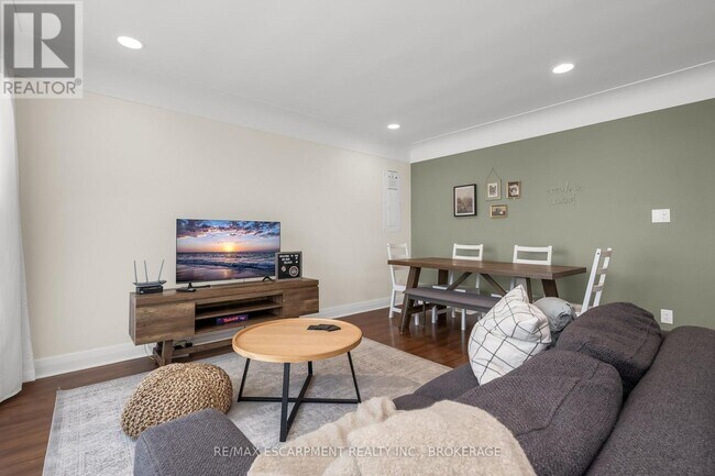 Building Photo - 16 Golden Blvd E