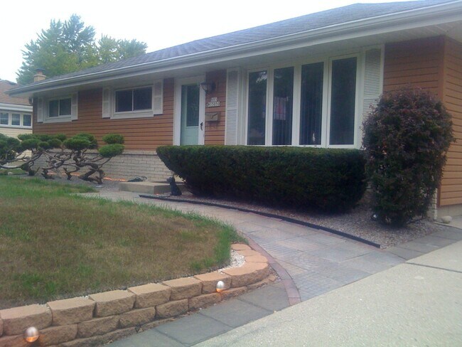 Building Photo - 15050 Knoll Terrace