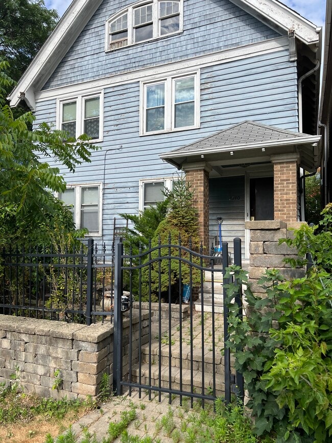 2540 N Oakland Ave