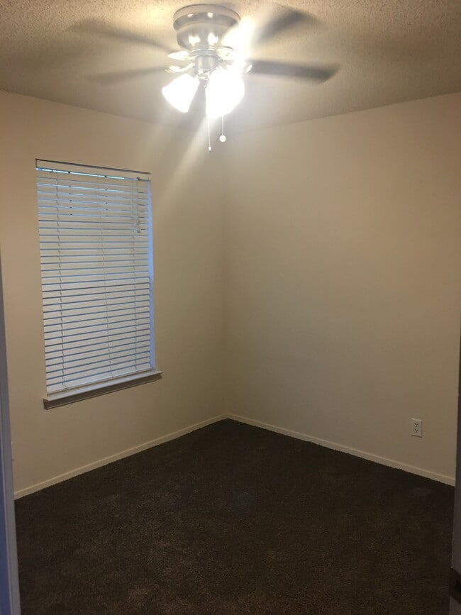 Photo - 644 W Collins St House