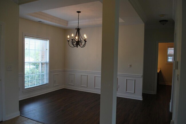 Building Photo - 572 Wellington Way