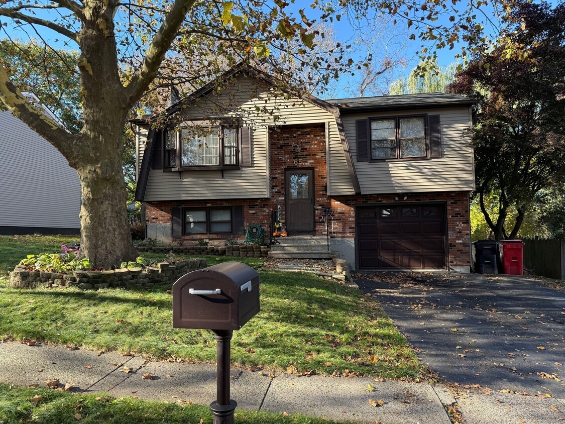 Foto principal - 65 Hitchcock Dr