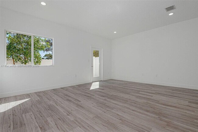 Foto del edificio - 355 NW 30th Ave