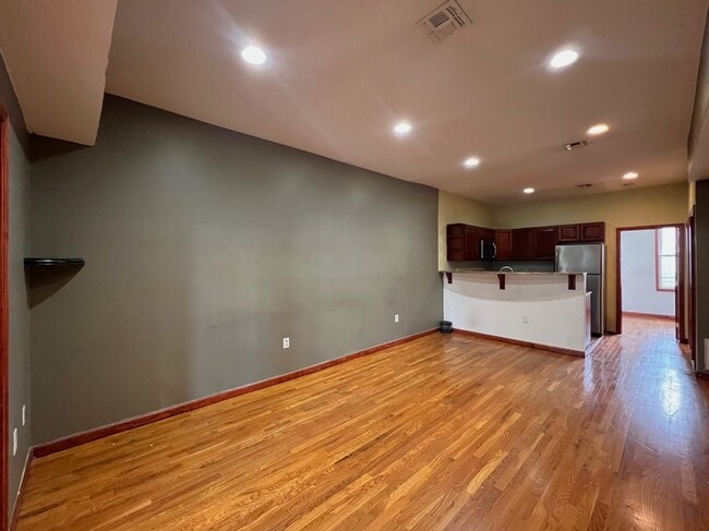 Foto del edificio - 243 Pearsall Ave