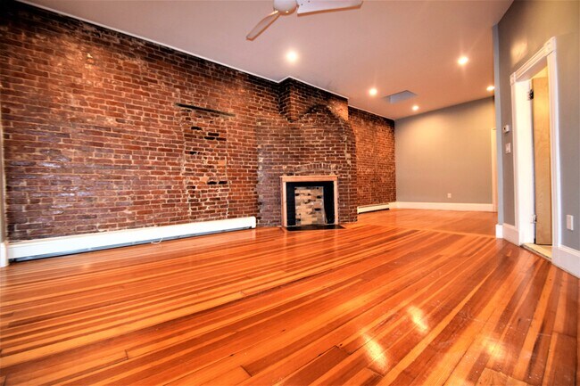 Building Photo - 1736 Beacon St