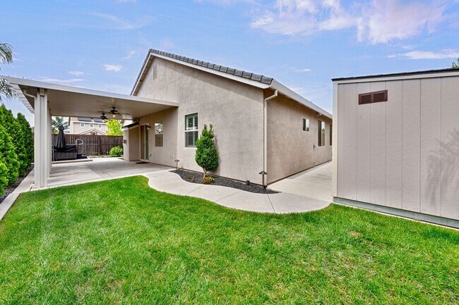 Foto del edificio - Beautiful Lincoln Home with Solar, 3-Car Garage & Trailer Parking!