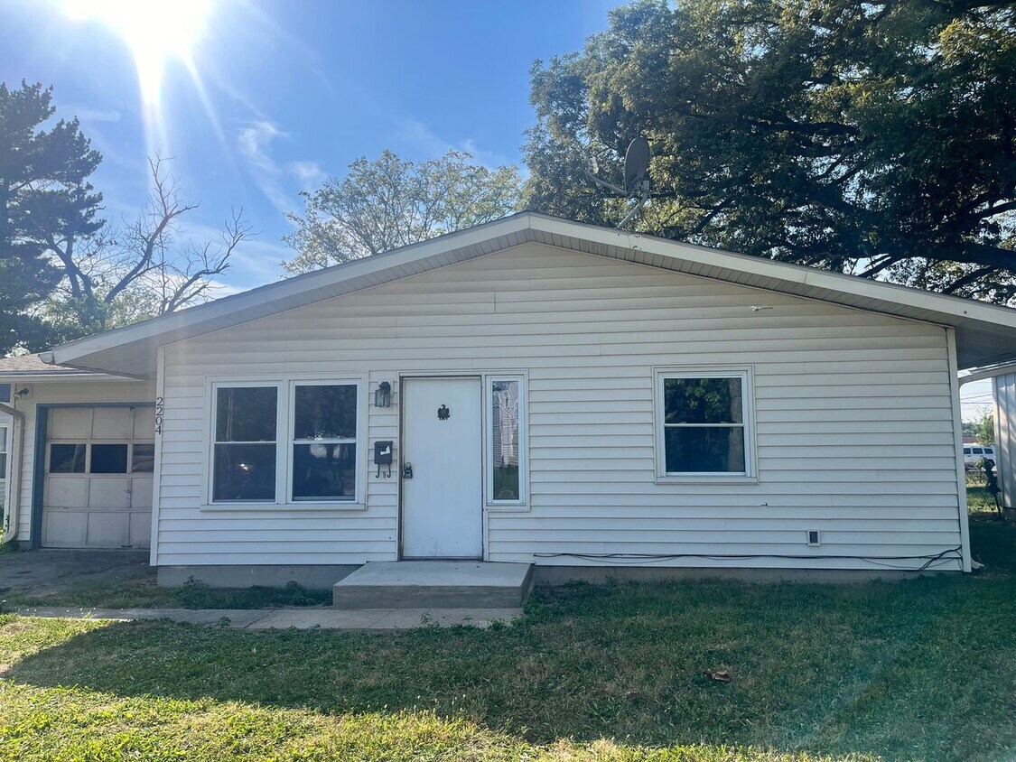 Primary Photo - 2 Bedroom House With Attached Garage and B...