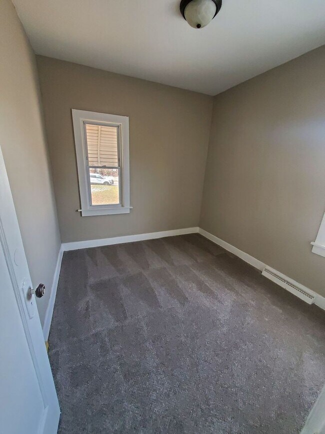 Building Photo - 3 Bedroom Single Family