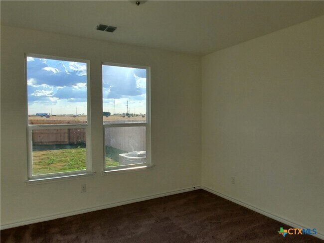 Foto del edificio - 4005 Woodside Dr
