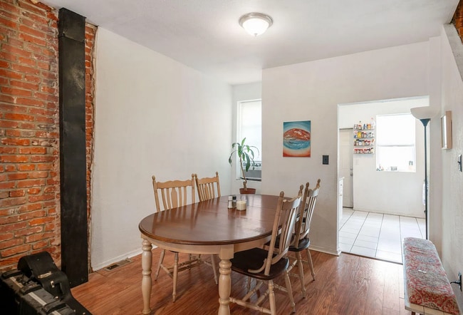 Foto del edificio - Clean, Classic, and Contemporary