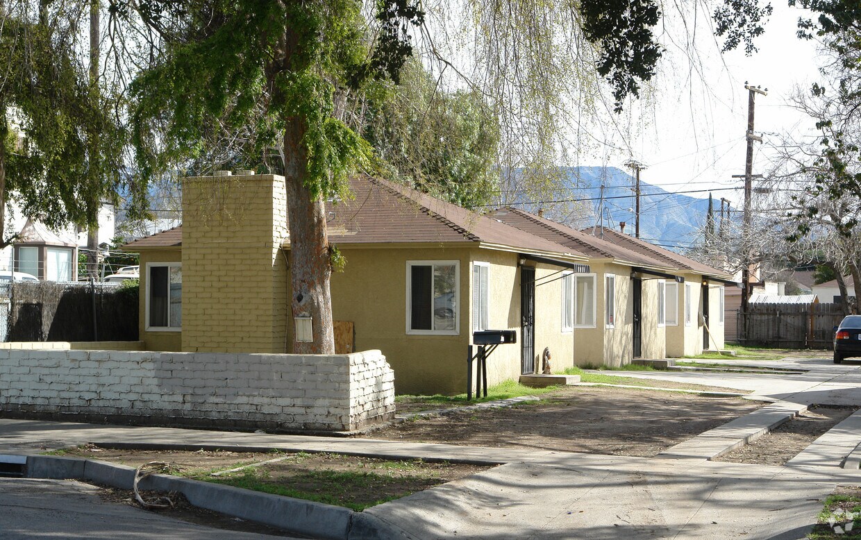 Primary Photo - 2123-25 27 N Sierra Way