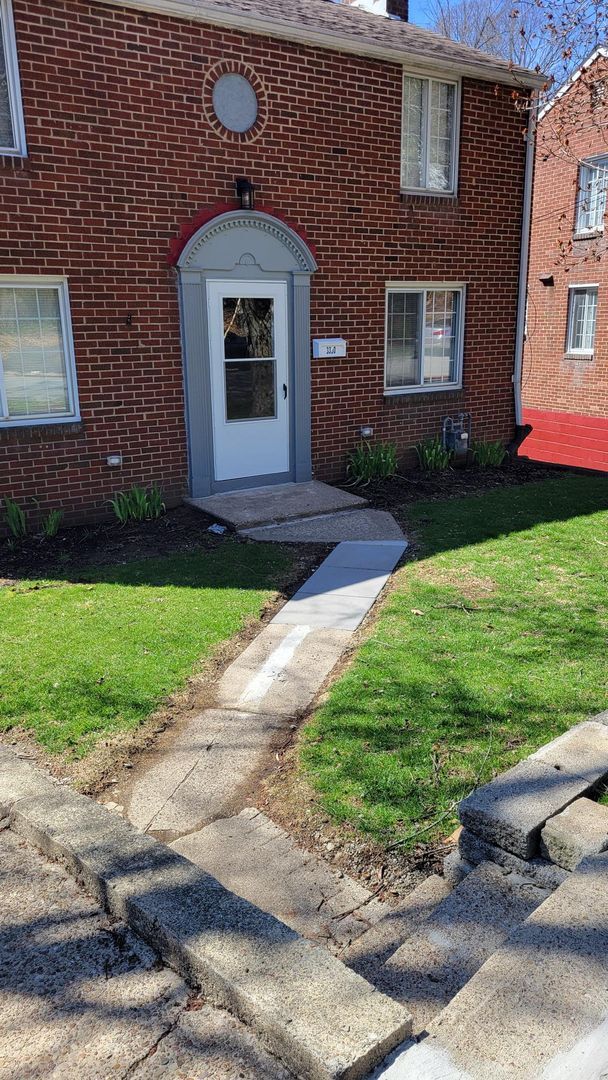 Building Photo - Spacious Three Bedroom Home