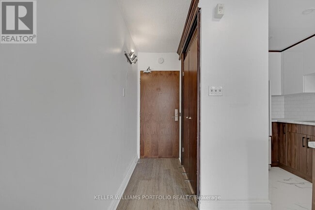 Building Photo - 914 Yonge St