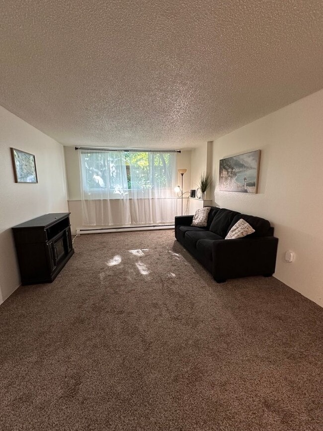 Building Photo - Bottom floor unit close to airport