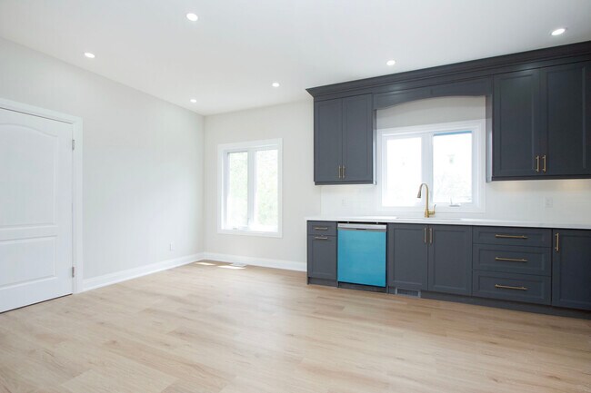 Photo du bâtiment - Stunning 3-Bedroom Legal Apartment for Ren...