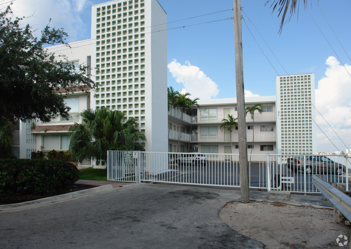 Building Photo - Bay Tower Apartments