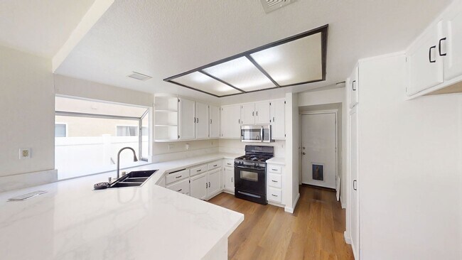 Building Photo - 34907 Summerwood Dr