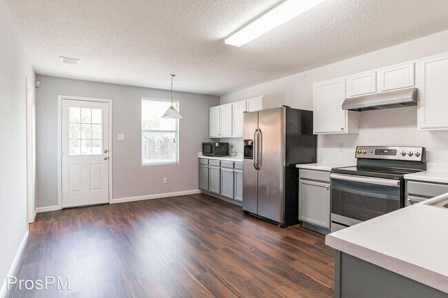 Building Photo - 3 br, 2 bath House - 3335 Lipizzan