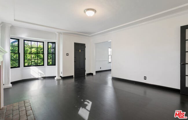 Building Photo - 508 N San Vicente Blvd