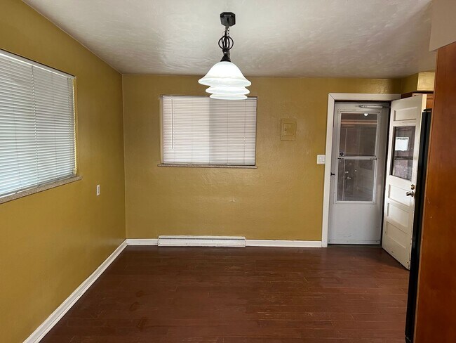 Foto del edificio - Amazing price amazing location 3+ bedroom house available 9/26