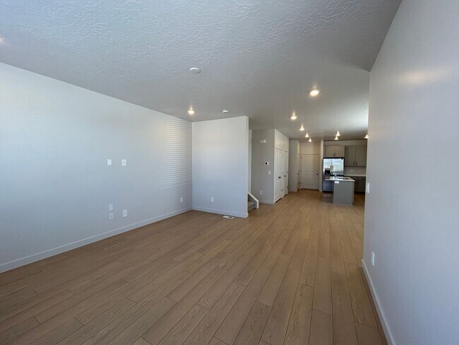 Building Photo - 4 Bedroom 2.5 Bathroom Townhome in Lehi!