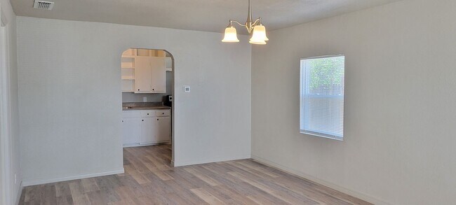 Foto del edificio - LARGE 2 BEDROOM HOME