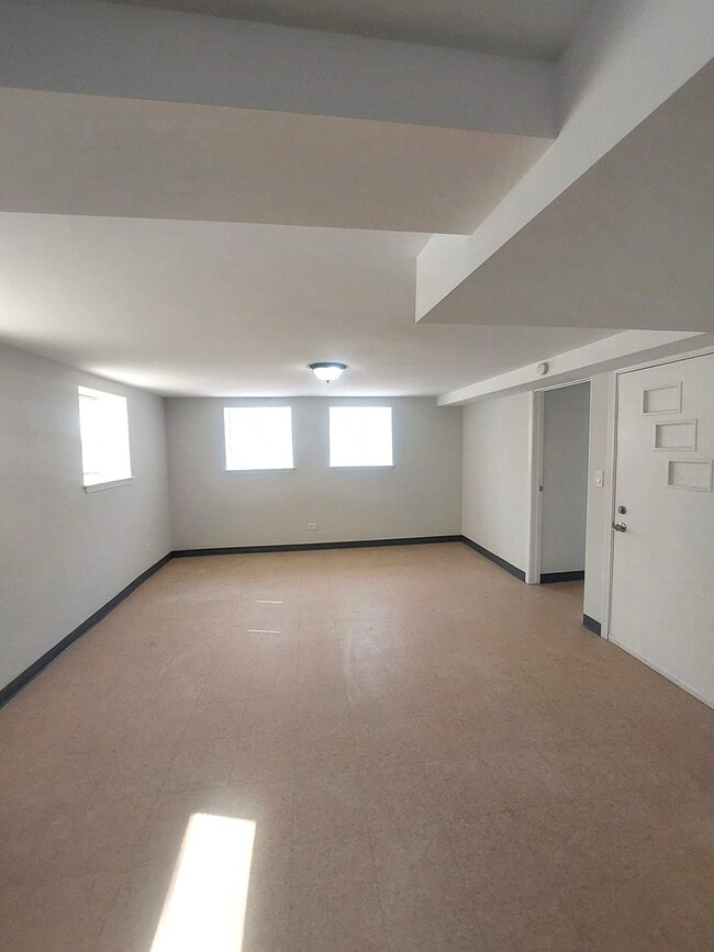 Building Photo - 4038 W Dickens Ave