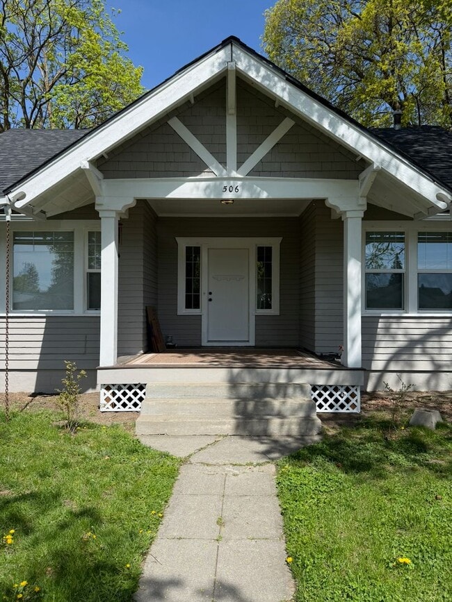 Foto del edificio - Remodeled 3 Bed 2 Bath Spokane Home w/ Large Fully-Fenced Yard + Huge Chicken Coop/Run & Garden!