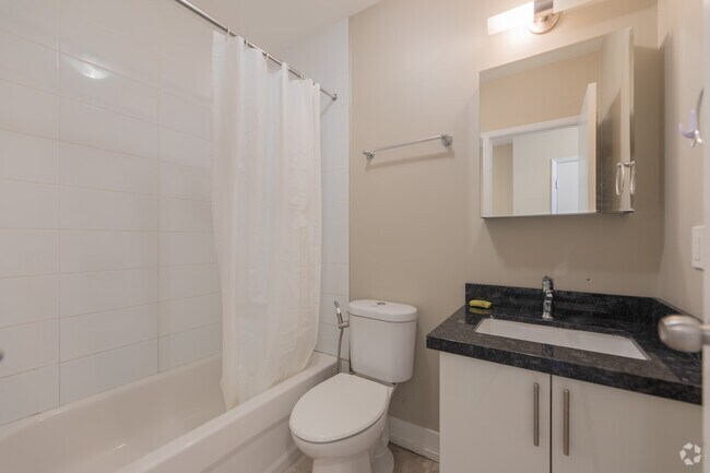 CÉLIBATAIRE - 450 pi² - Salle de bain - Warren Court Apartments