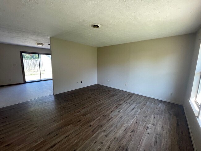 Foto del edificio - 509 E Franklin St S