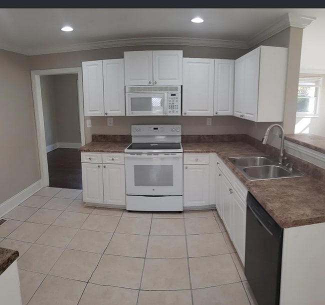 Building Photo - 3119 Eastwood Dr