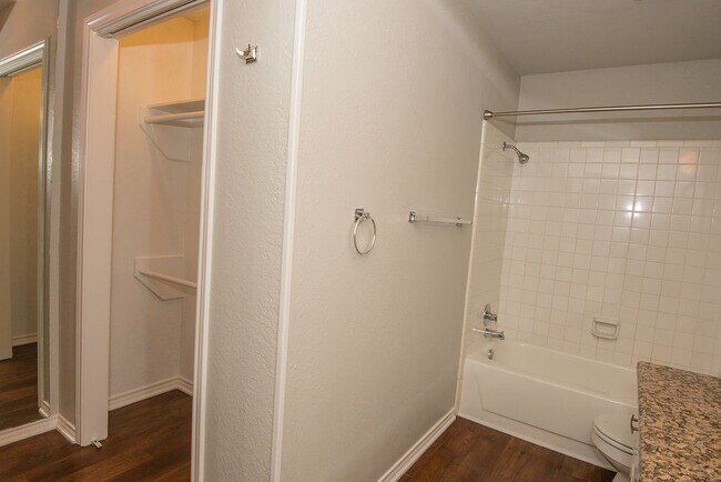 Building Photo - 5903 Hollytree Dr