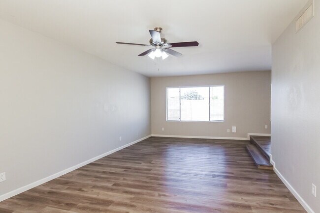 Building Photo - 15028 N 40th Pl