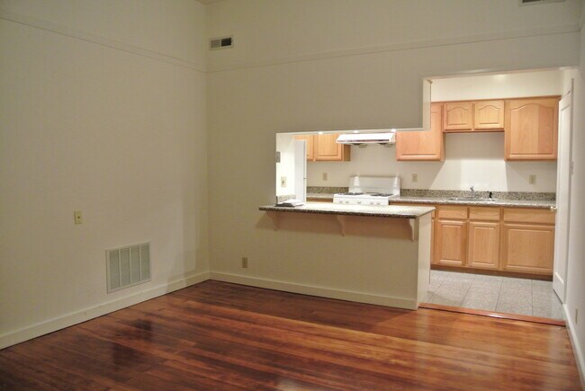 Building Photo - SUPER DEAL!!! Lovely remodeled apartment w...
