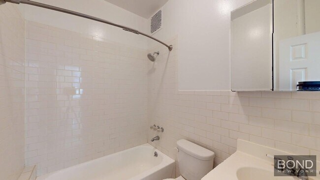 Foto del edificio - 52 W 56th St